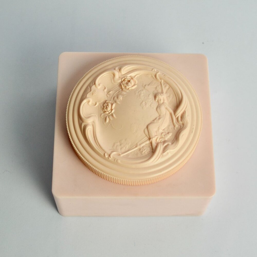 White Shoulders by Evyan Dusting Body Bath Powder 8 oz